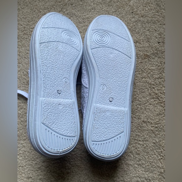 MyStyle embroidered white sneakers NWT Sz 9 - Picture 2 of 3